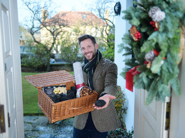 Scotland có phong tục đón năm mới rất giống người Á châu - đó là phong tục xông đất. Theo quan niệm ở Scotland, người đầu tiên bước chân vào nhà mình trong năm mới, sẽ là người mang lại may mắn cho gia đình trong cả năm tiếp theo.