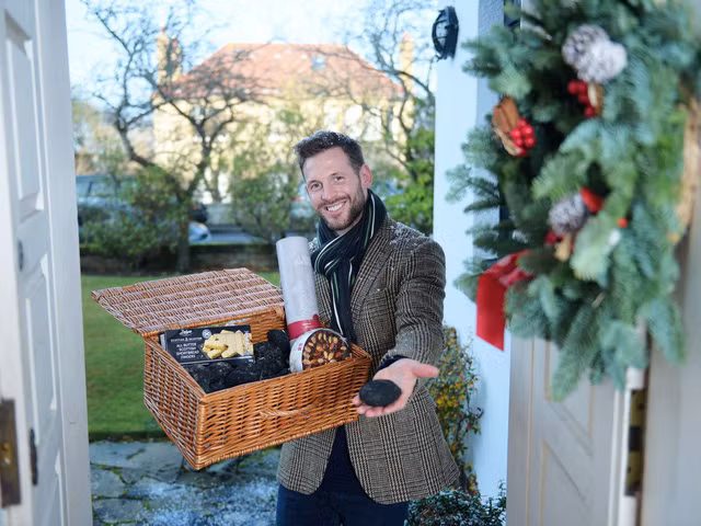 Scotland có phong tục đón năm mới rất giống người Á châu - đó là phong tục xông đất. Theo quan niệm ở Scotland, người đầu tiên bước chân vào nhà mình trong năm mới, sẽ là người mang lại may mắn cho gia đình trong cả năm tiếp theo.