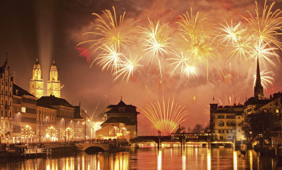 Với người Thuỵ Sĩ, năm mới sẽ là những nụ hôn, người dân Thuỵ Sĩ sẽ đổ ra đường, hôn người thân, thậm chí cả người lạ để chào mừng năm mới.