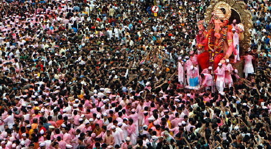 Tết ở Ấn Độ kéo dài 5 ngày và theo truyền thống của quốc gia này, không ai được phép nóng giận vào 5 ngày đầu năm mới. Một số nơi tại Ấn Độ, người dân lại có tụ nhịn ăn một ngày hoặc một đêm để đón mừng năm mới.