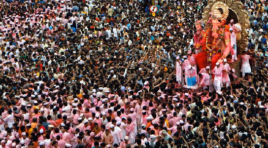 Tết ở Ấn Độ kéo dài 5 ngày và theo truyền thống của quốc gia này, không ai được phép nóng giận vào 5 ngày đầu năm mới. Một số nơi tại Ấn Độ, người dân lại có tụ nhịn ăn một ngày hoặc một đêm để đón mừng năm mới.