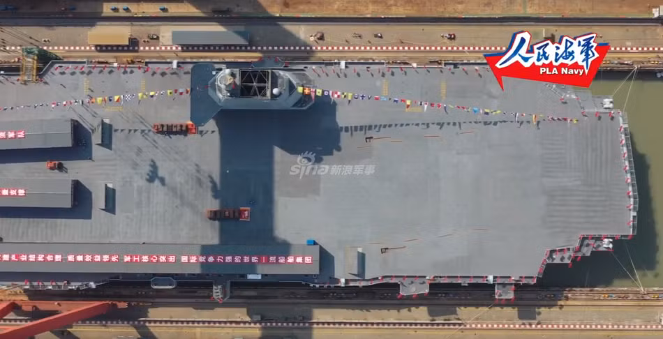 Truyền thông Trung Quốc cho biết, tàu sân bay thứ ba của nước này, chiếc Type 003 sẽ có tên chính thức là Phúc Kiến, giãn nước của tàu khi đầy tải tối đa 80.000 tấn - thua kém khoảng 20% so với các tàu sân bay lớp Nimitz của Mỹ.