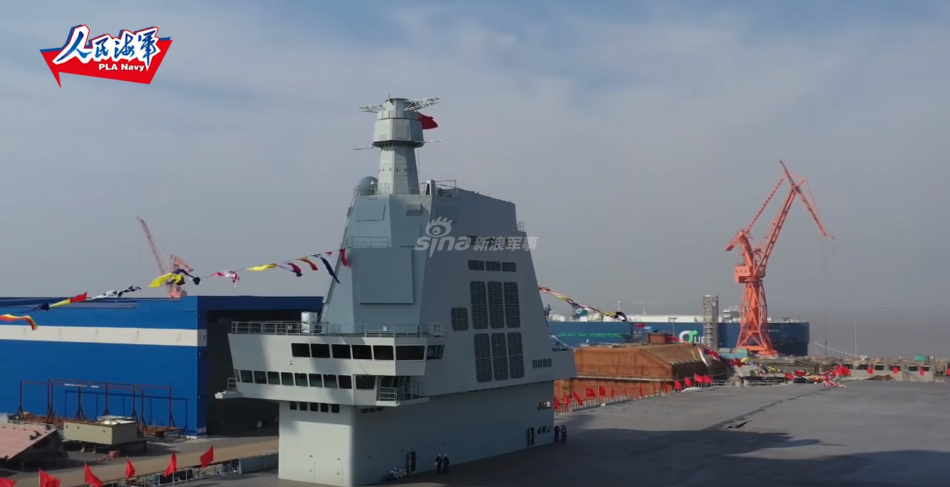 Trước đó, hai tàu sân bay của Trung Quốc là chiếc Liêu Ninh và Sơn Đông, đều sử dụng thiết kế cầu nhảy để triển khai máy bay. Việc sử dụng cầu nhảy khiến các tiêm kích hạm của Trung Quốc không thể cất cánh với 100% tải trọng.