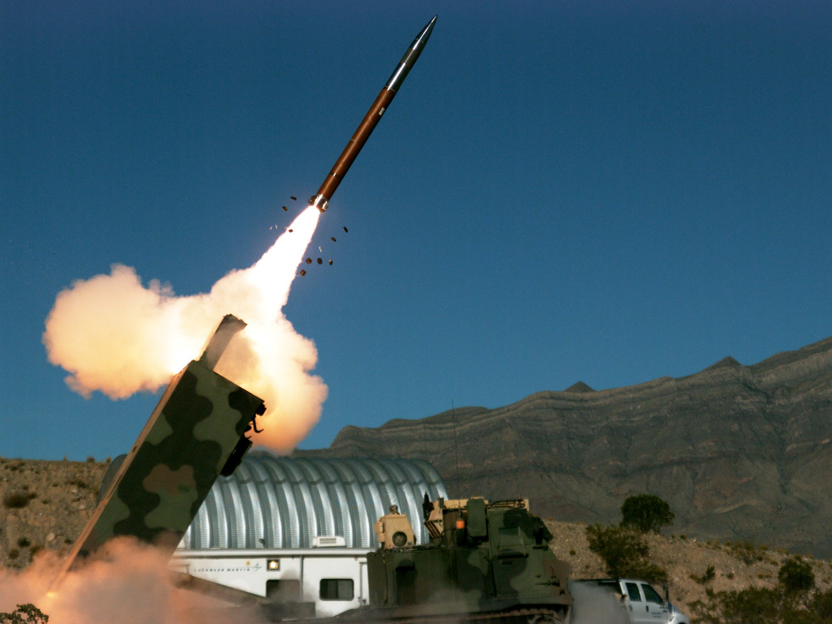 Theo thông tin được tập đoàn Northrop Grumman tiết lộ, tên lửa chống bức xạ phóng từ HIMARS, sẽ được phát triển từ tên lửa chống bức xạ AGM-88E AARGM - vốn cũng là một loại tên lửa chống bức xạ nhưng chỉ phóng từ máy bay chiến đấu.