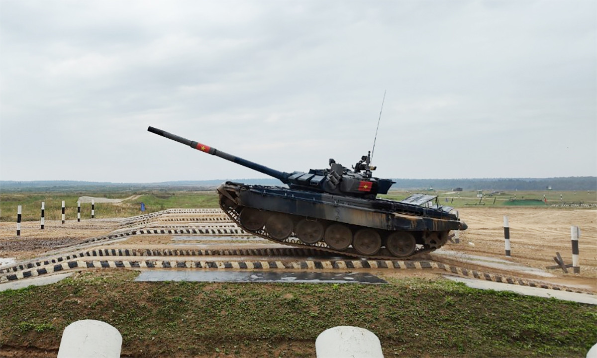 Năm nay, đội tuyển Việt Nam thi đấu với xe tăng màu xanh dương. Ảnh: QĐND.