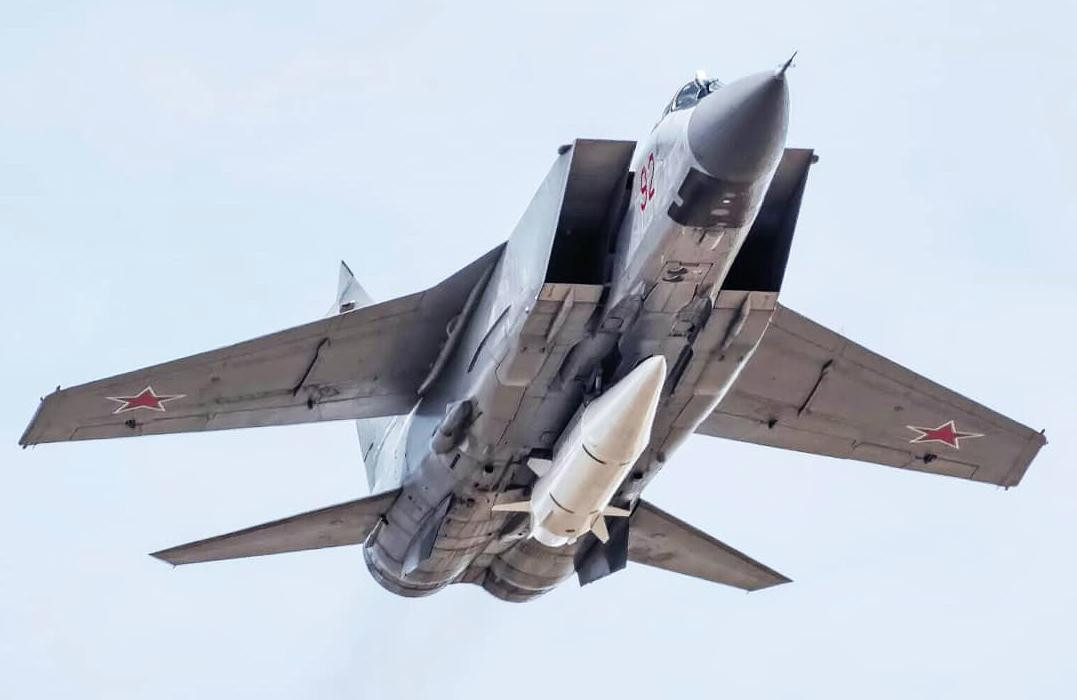 “Chiếc tiêm kích này có thể bắn trúng các mục tiêu trên bộ và trên biển - đây là một máy bay chiến đấu đa năng thực sự. Kết hợp với tên lửa siêu thanh Kinzhal, MiG-31 của Nga là vũ khí đặc biệt nguy hiểm đối với NATO”, các nhà phân tích Trung Quốc nhận định.