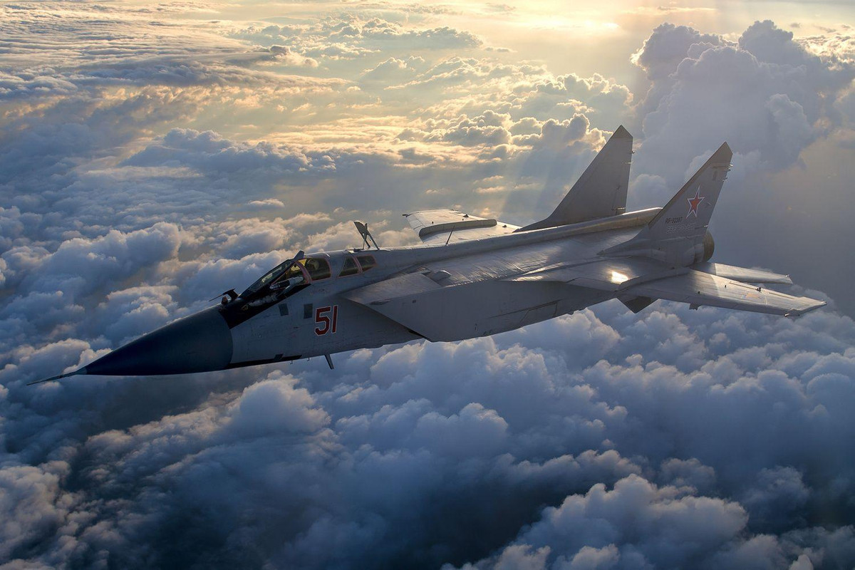 Cụ thể, Bộ Quốc phòng Liên bang Nga thông báo điều động tới khu vực Kaliningrad 3 máy bay chiến đấu MiG-31K có khả năng mang tên lửa đạn đạo siêu thanh phóng từ trên không Kh-47M2 Kinzhal.