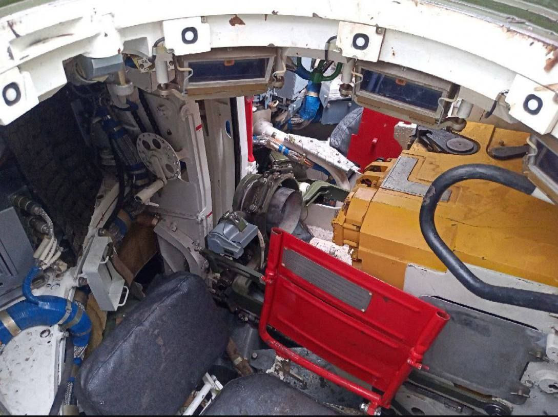 Bên trong tháp pháo của T-90M nhìn từ vị trí của trưởng xa.