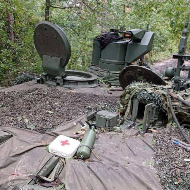 Không rõ lý do chiếc xe tăng này bị phía Nga bỏ lại trong tình trạng gần như còn nguyên vẹn. Phía Ukraine đã ngay lập tức cho đăng tải hàng loạt hình ảnh về nội thất của chiếc siêu tăng này lên mạng xã hội.