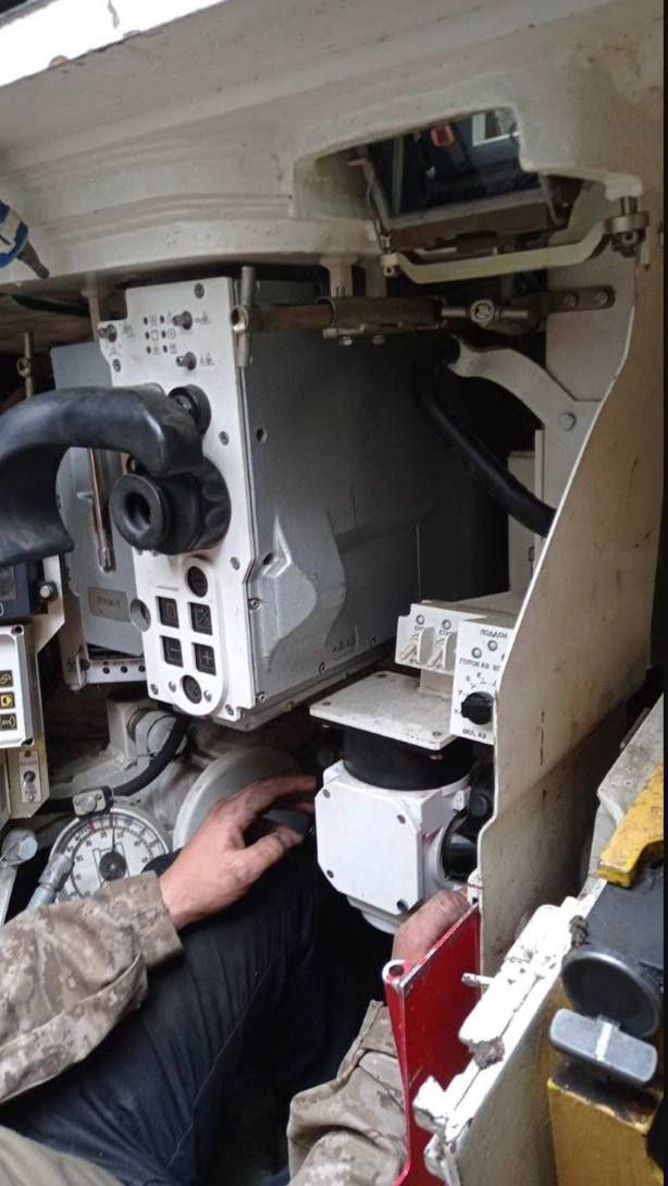 Giống với mọi phiên bản T-90 khác, xe tăng chủ lực T-90M chỉ có ba thành viên kíp lái, trưởng xe và xạ thủ sẽ ngồi bên trong tháp pháo, trong khi đó lái xe sẽ ngồi phía trước.