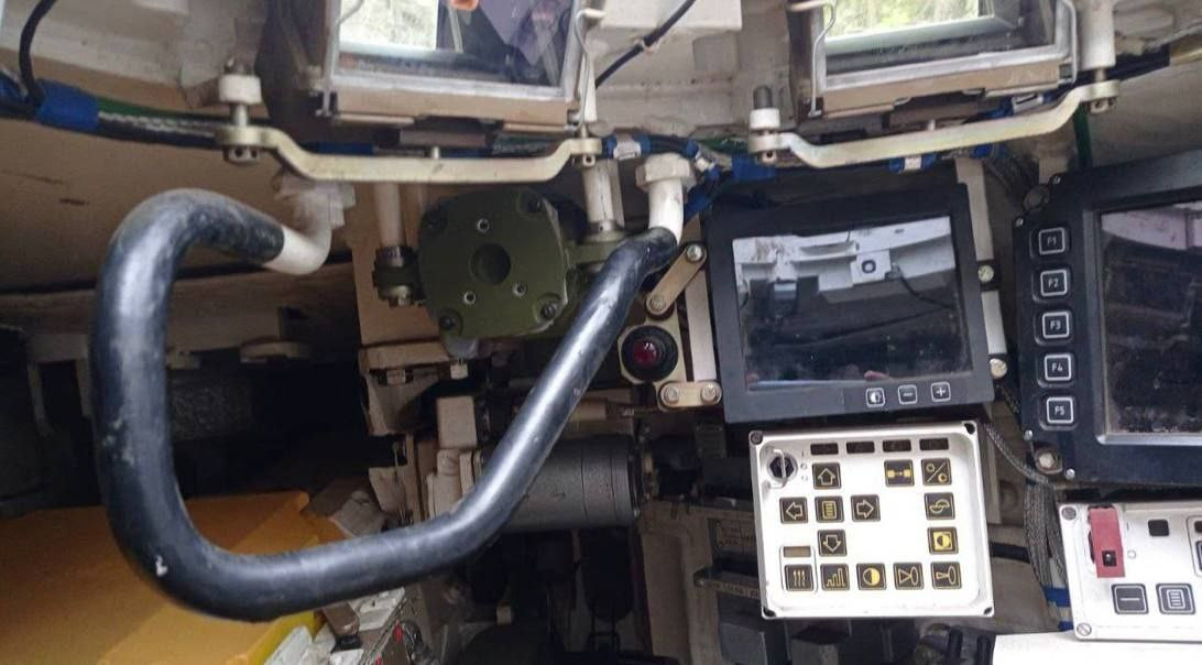 Về cơ bản, có thể thấy bên trong khoang nội thất của xe tăng T-90M, không gian hoạt động của kíp lái là rộng rãi hơn so với các phiên bản T-90 trước đó.