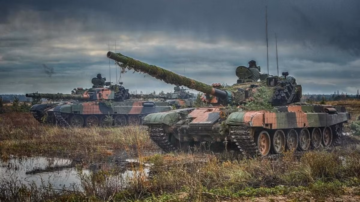 Vũ khí chính của PT-91 là pháo nòng trơn 125 mm (tương tự pháo 2A46 trên T-72) với hệ thống nạp đạn tự động (cơ số đạn 42 viên). Vũ khí phụ gồm súng máy đồng trục PKT 7,62 mm (cơ số đạn 2.000 viên) và súng máy phòng không NSVT 12,7 mm (cơ số đạn 300 viên).