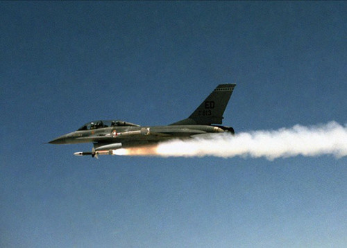 Ưu điểm của phương pháp bắn này là không phát sóng “vạch nhiễu tìm B-52” nên tránh được tên lửa Shrike của địch bắn trở lại trận địa. Tuy nhiên cách này không phát huy được tên lửa bắn tự động và thường phải bắn một lúc nhiều tên lửa mới đảm bảo. Trong ảnh là máy bay F-16 đang phóng tên lửa Shrike.