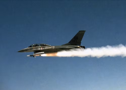 Ưu điểm của phương pháp bắn này là không phát sóng “vạch nhiễu tìm B-52” nên tránh được tên lửa Shrike của địch bắn trở lại trận địa. Tuy nhiên cách này không phát huy được tên lửa bắn tự động và thường phải bắn một lúc nhiều tên lửa mới đảm bảo. Trong ảnh là máy bay F-16 đang phóng tên lửa Shrike.