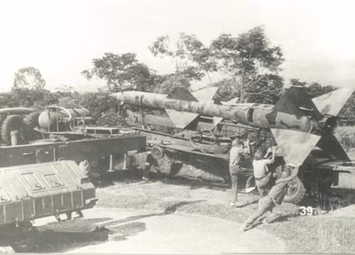 Tuy nhiên, bắn bằng phương pháp “vượt nửa góc” có sự nguy hiểm vì phải phát sóng radar để sục sạo mục tiêu nên dễ bị máy bay địch phóng tên lửa Shrike theo cánh sóng radar để phá hủy trận địa. Để khắc phục điều này, kíp chiến đấu phải có kỹ năng điêu luyện.