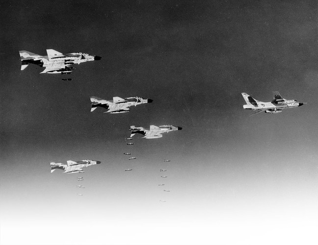 Tại đây, sau khi các máy bay B-52 tiêp liệu xong, chúng sẽ được dàn máy bay chiến thuật bay từ sân bay Quy Nhơn ra hộ tống. Các máy bay đi từ sân bay U-Tapao sẽ gặp đoàn hộ tống ở không phận phía Bắc Lào.