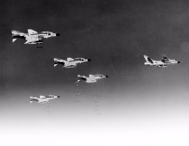 Tại đây, sau khi các máy bay B-52 tiêp liệu xong, chúng sẽ được dàn máy bay chiến thuật bay từ sân bay Quy Nhơn ra hộ tống. Các máy bay đi từ sân bay U-Tapao sẽ gặp đoàn hộ tống ở không phận phía Bắc Lào.