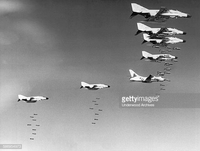 Sau khi hội quân, các tốp máy bay sẽ bay vào Hà Nội từ hai hướng. Một là từ Lào sang theo hướng bay Tây Nam đến Đông Bắc; một là từ ngoài biển vào với hướng Đông Nam đến Tây Bắc, đích đến là không phận Hà Nội, nơi chúng thả bom rồi quay ngược trở về.