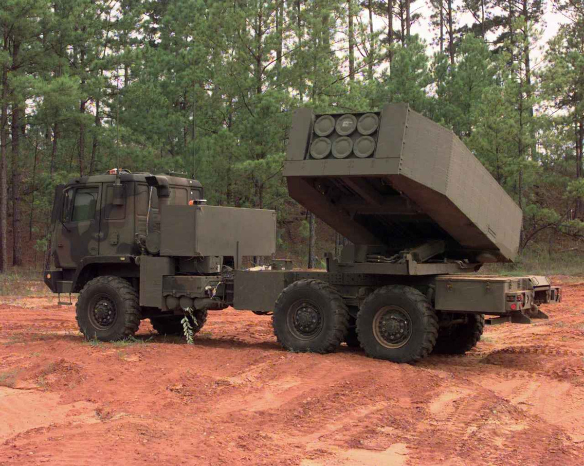 Với tầm bắn chỉ 84 km khi sử dụng đạn thông thường không có dẫn đường vệ tinh, tổ hợp HIMARS chỉ có tầm bắn bằng 1/2 so với các loại pháo phản lực hiện đại như BM-30 hay Tornado-S mà Nga đang sở hữu.