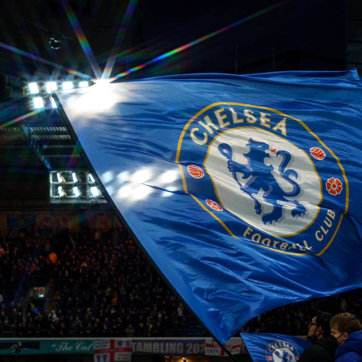 Nhà tài phiệt Nga ông Roman Abramovich, chủ sở hữu câu lạc bộ bóng đá Chelsea nổi tiếng vừa xác nhận, đang rao bán đội bóng này.