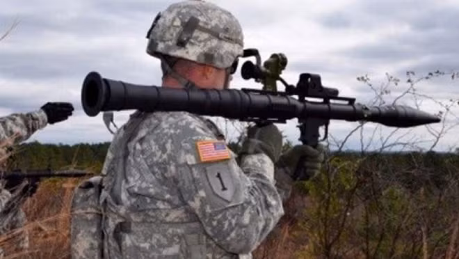 "Không phải kính ngắm nào cũng có thể gắn được lên súng, vì độ giật khi bắn sẽ làm chúng hư hỏng hoặc mất độ chính xác. Việc trang bị ray Picatinny chỉ nhằm mục đích thời trang", chuyên gia Nga giấu tên kết luận.