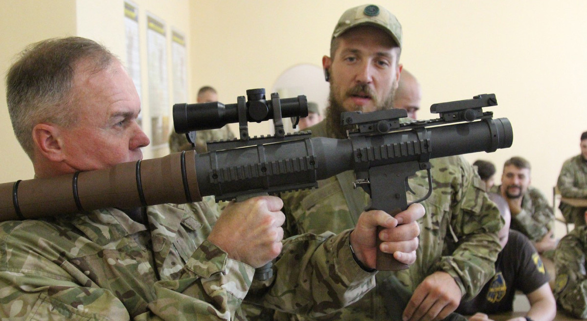 Bộ Nội vụ Ukraine vào tháng 5/2018 thông báo đã tiếp nhận 500 khẩu PSRL-1 đầu tiên từ Mỹ để trang bị cho Lực lượng Vệ binh Quốc gia. Lực lượng này sau đó thông báo đã thử nghiệm một số khẩu PSRL-1.