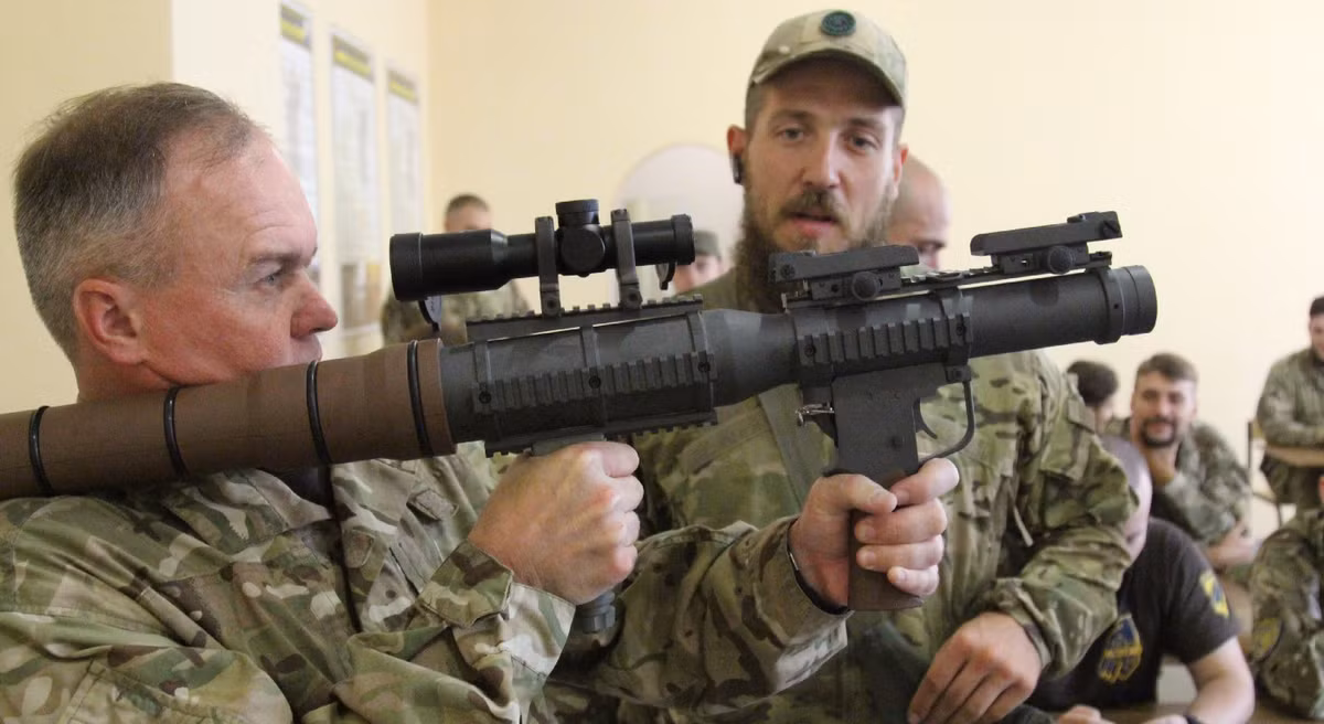 Bộ Nội vụ Ukraine vào tháng 5/2018 thông báo đã tiếp nhận 500 khẩu PSRL-1 đầu tiên từ Mỹ để trang bị cho Lực lượng Vệ binh Quốc gia. Lực lượng này sau đó thông báo đã thử nghiệm một số khẩu PSRL-1.