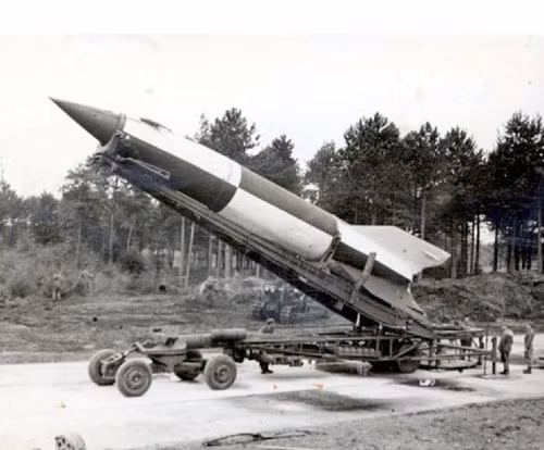 Liên Xô đã tiến hành nghiên cứu, mổ xẻ tên lửa V-2 do Đức Quốc xã phát triển, quá trình nghiên cứu phát triển này đã kéo dài trong 10 năm, trước khi Liên Xô ra mắt tên lửa R-11M, diễu hành qua Quảng trường Đỏ vào tháng 11/1957. Ảnh: Military.