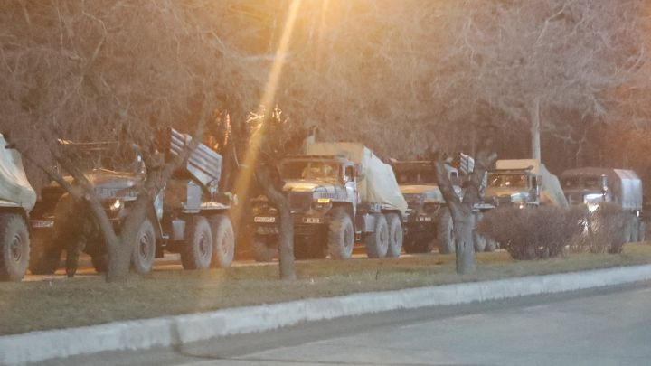 Chỉ một tiếng sau khi tiếng súng nổ tại Donetsk, các lực lượng quân đội Ukraine đóng ở Luhansk đã rút lui, tuy nhiên đây là thông tin chưa được xác thực.