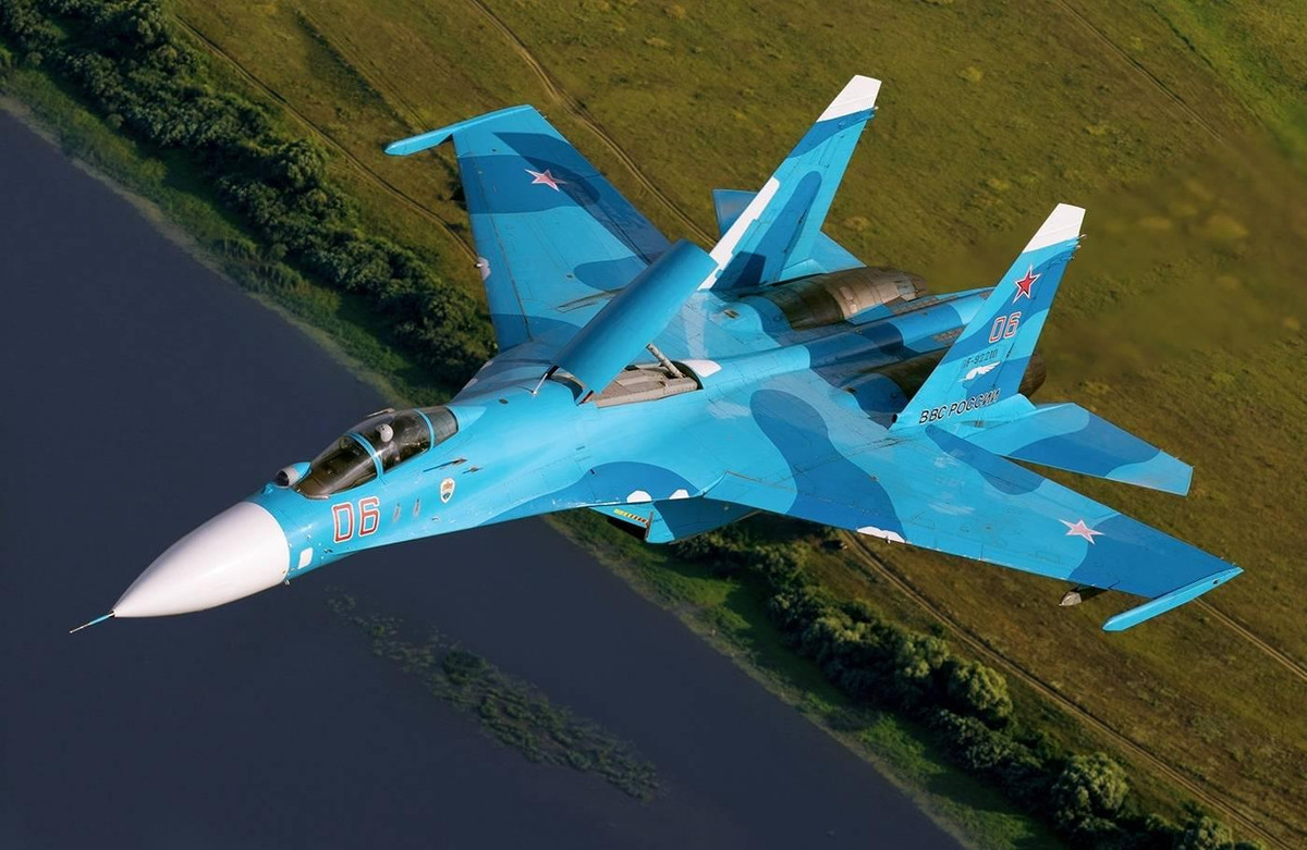 Đối thủ chính của Su-30 - F-15 Eagle của Mỹ vẫn giữ được những đặc điểm tương đương với tiêm kích Nga. Tuy nhiên nó thiếu khả năng cơ động. Ngoài ra nó còn thua kém Su-30 về tải trọng tác chiến.