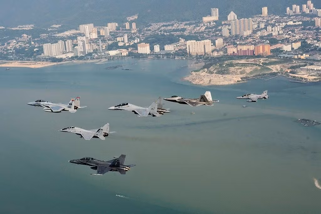 Tờ Military Watch giải thích: “Su-30 có sức hấp dẫn đối với nhiều quốc gia như một 'chiến binh đa năng' với sức bền rất cao. Hệ thống cảm biến và thiết bị tác chiến điện tử mới, tiên tiến hơn cho phép Su-30 thực hiện hiệu quả cả nhiệm vụ tấn công mục tiêu mặt đất, mặt nước".