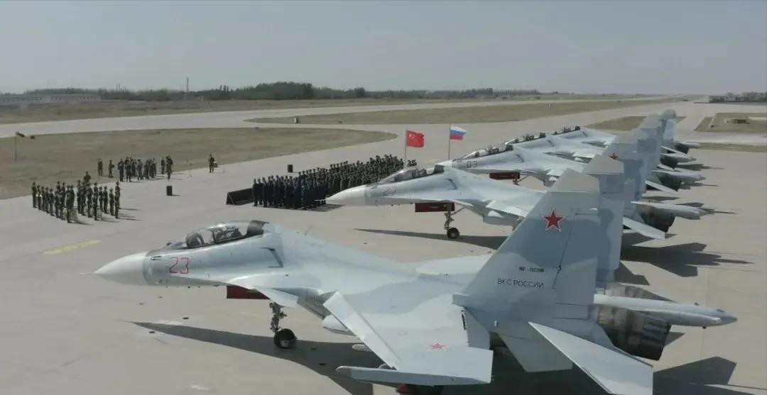 Chưa dừng lại đó, Nga còn cung cấp các phiên bản máy bay chiến đấu khác nhau - phù hợp với nhu cầu và ngân sách của từng khách hàng. Xét về khía cạnh này, “Đại bàng” Mỹ cũng thua đối thủ một cách đáng kể.