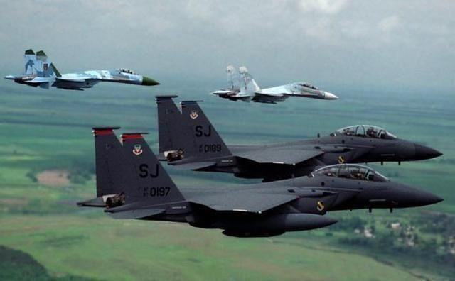 Việc sử dụng động cơ kiểm soát vector lực đẩy khiến Su-30 trở thành một trong những tiêm kích cơ động nhất thế giới: Máy bay chiến đấu Nga giữ vị trí dẫn đầu không thể tranh cãi trong lĩnh vực này cho đến khi chiếc F-22 Raptor thế hệ thứ năm xuất hiện, tờ tạp chí Mỹ chỉ rõ.