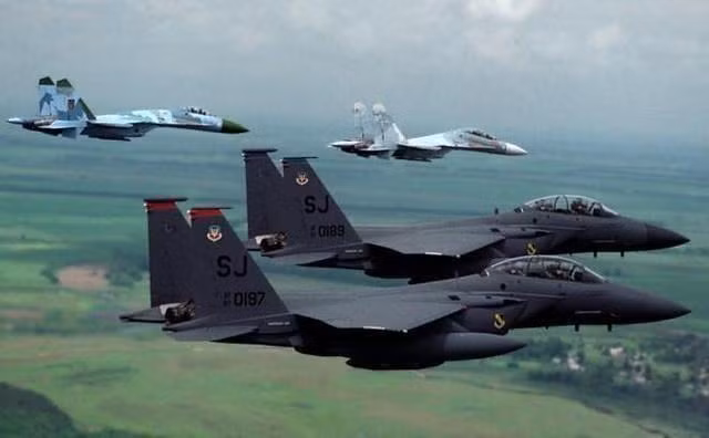 Việc sử dụng động cơ kiểm soát vector lực đẩy khiến Su-30 trở thành một trong những tiêm kích cơ động nhất thế giới: Máy bay chiến đấu Nga giữ vị trí dẫn đầu không thể tranh cãi trong lĩnh vực này cho đến khi chiếc F-22 Raptor thế hệ thứ năm xuất hiện, tờ tạp chí Mỹ chỉ rõ.