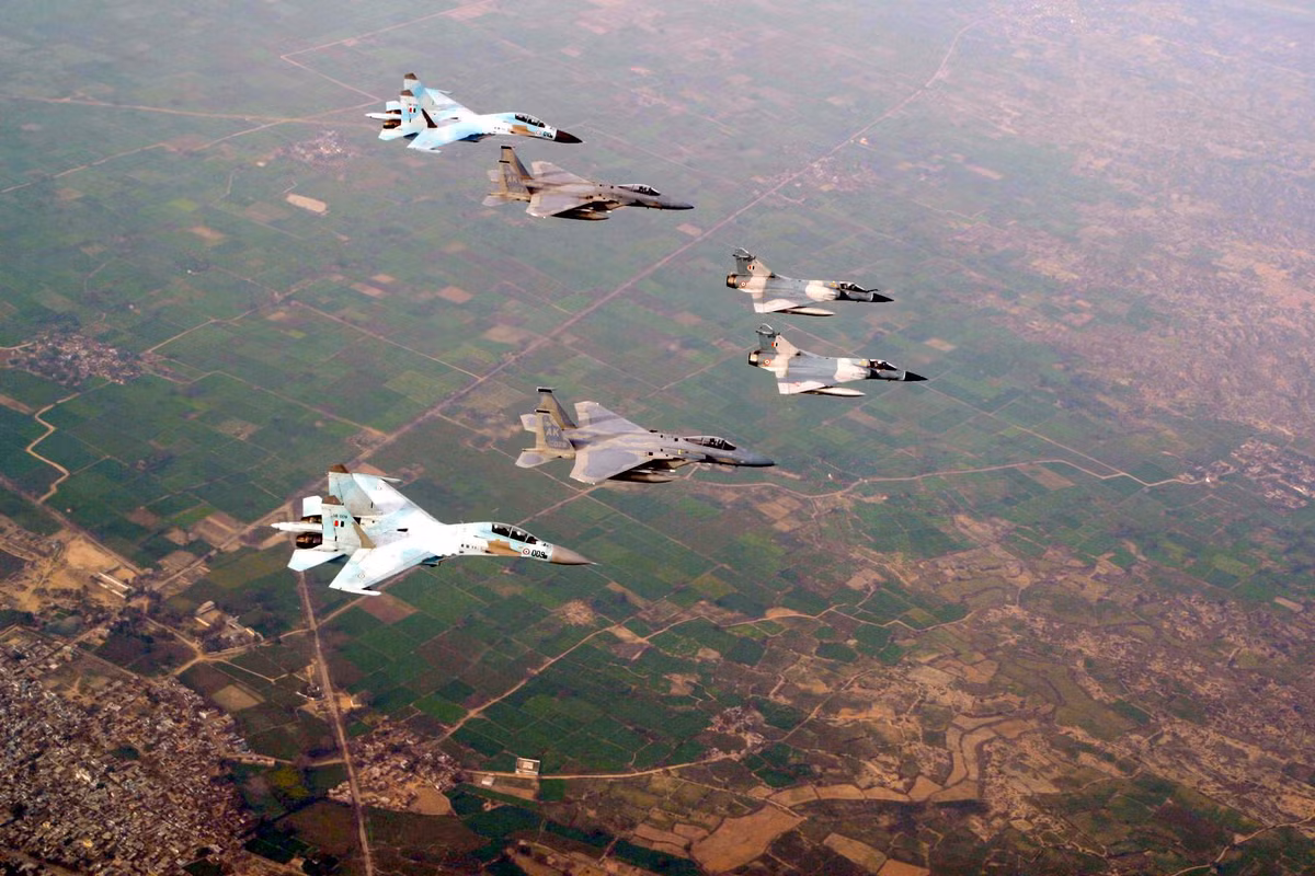 "Đồng thời tiêm kích Nga vẫn giữ được đặc tính chiến đấu ấn tượng vốn có trên nền tảng Su-27, đây vẫn là một trong những chiến đấu cơ sở hữu khả năng không chiến cả trong lẫn ngoài tầm nhìn rất mạnh".