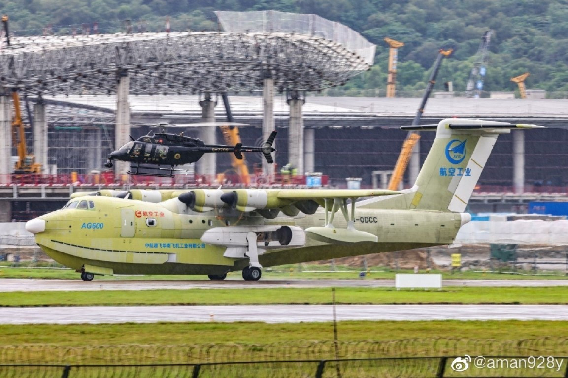 Tuy nhiên với sự ra đời và phổ biến của trực thăng, thủy phi cơ dần mất đi tính ứng dụng trong lĩnh vực quân sự, và thậm chí "vắng mặt" trong biên chế của những cường quốc quân sự hàng đầu.