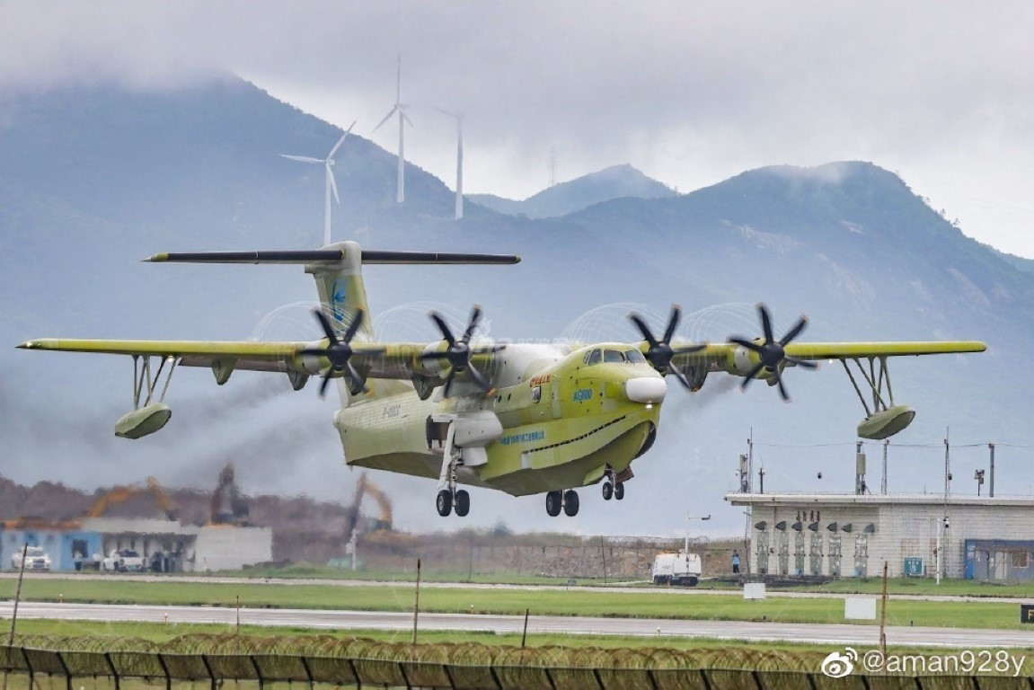 Tờ Sina cùng nhiều trang tin của Trung Quốc vừa đăng tải thông tin cho biết, thủy phi cơ lớn nhất nước này, chiếc AG600 vừa được bay thử nghiệm vào ngày hôm nay, 31/5.