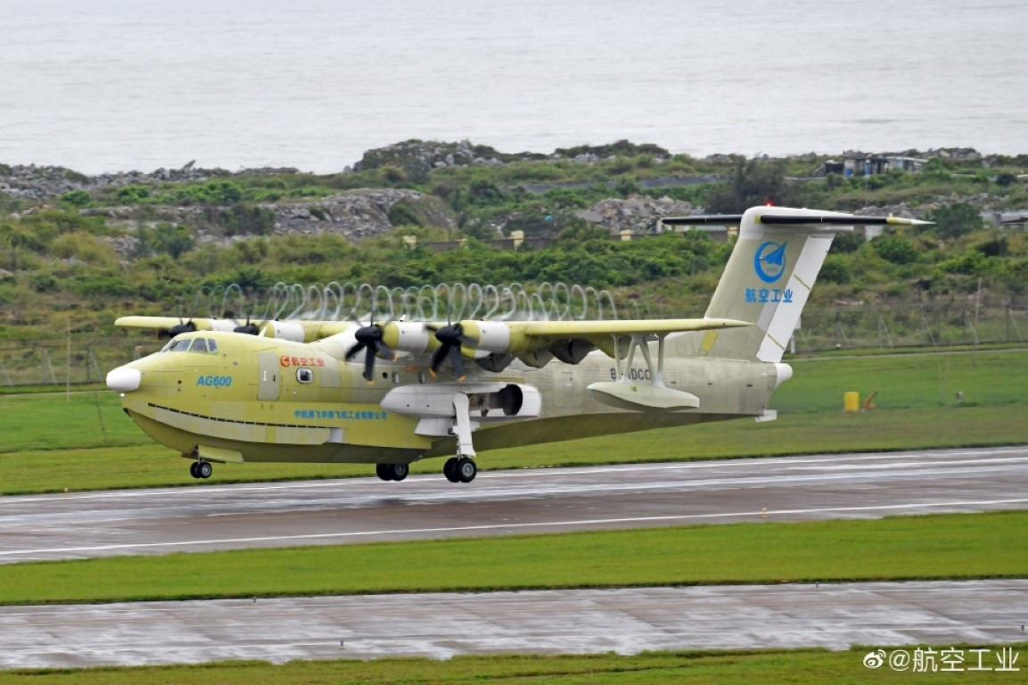 Với trọng tải cất cánh tối đa lên tới 54 tấn, AG600 được xếp vào hàng thủy phi cơ lớn nhất thế giới. Nó có thể mang theo 12 tấn nước để làm nhiệm vụ cứu hỏa, hoặc mang theo 50 nhân viên cứu hộ.
