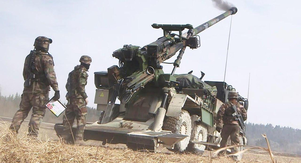 Trên bản 8x8 có sự xuất hiện của cánh tay máy nạp đạn tự động, giúp pháo thủ không phải lộ diện ra ngoài trước hỏa lực đối phương hay điều kiện thời tiết bất lợi.