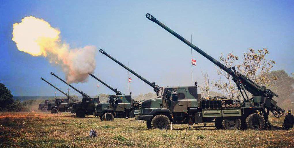 CAESAR (viết tắt của cụm từ CAmion Equipe d'un Systeme d'ARtillerie) là pháo tự hành bánh hơi dùng pháo cỡ nòng 155mm, chiều dài nòng gấp 52 lần cỡ nòng (52 caliber).