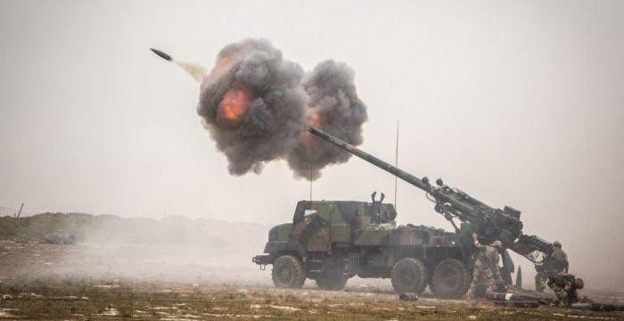 CAESAR có hai lựa chọn sử dụng khung gầm xe tải việt dã bọc thép là Tatra T-815 loại 8 bánh chủ động (8x8), và bản Renault Sherpa 5 loại 6 bánh chủ động (6x6).