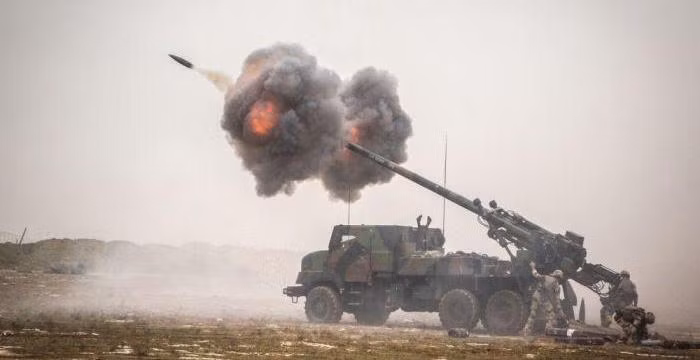 CAESAR có hai lựa chọn sử dụng khung gầm xe tải việt dã bọc thép là Tatra T-815 loại 8 bánh chủ động (8x8), và bản Renault Sherpa 5 loại 6 bánh chủ động (6x6).