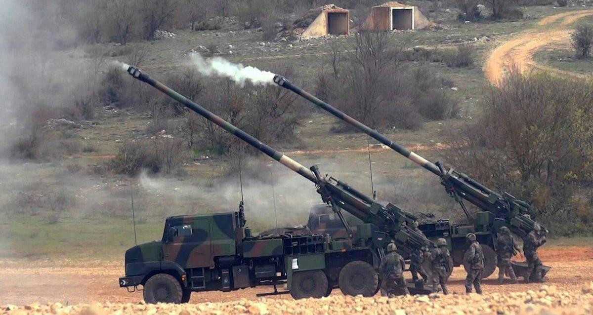 Một trung đoàn CAESAR gồm 8 xe có thể rải 1 tấn đạn xuống mục tiêu trong vòng 1 phút. Cơ chế ngắm và canh góc được tự động hóa với bản điều khiển nằm bên trái giá pháo.