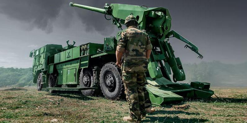 Trên nóc cabin của lựu pháo có thể gắn một khẩu súng máy 12,7mm nhằm phòng vệ tầm gần.