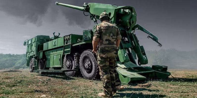 Trên nóc cabin của lựu pháo có thể gắn một khẩu súng máy 12,7mm nhằm phòng vệ tầm gần.