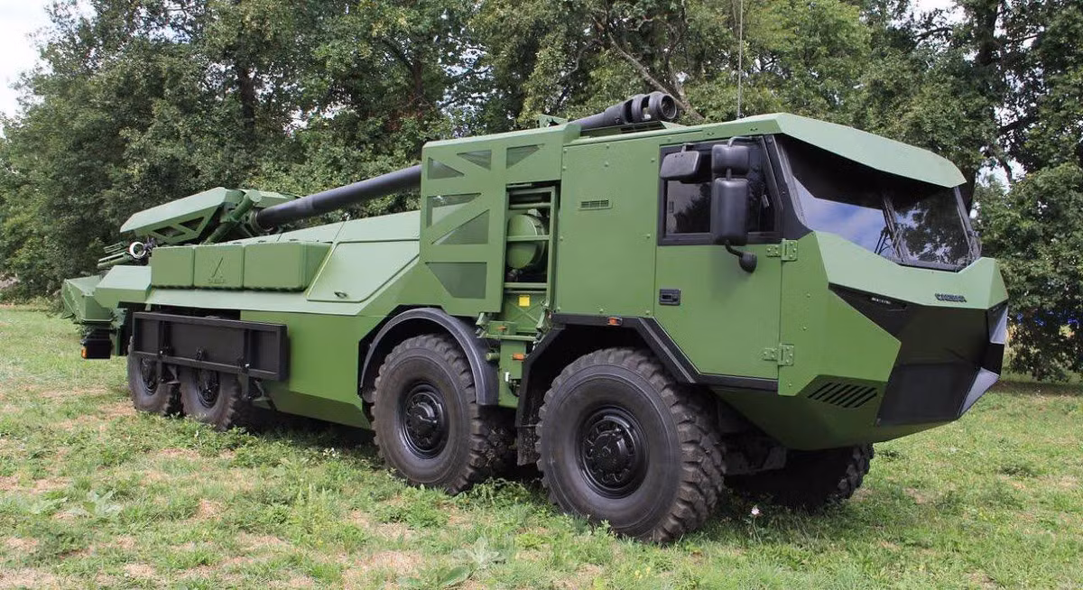 Ngoài ra bản này cũng có kíp chiến đấu chỉ còn 3 người, tuy vậy nhưng nhờ "bộ phận nạp đạn tự động" nên vẫn giúp nâng cao tốc độ bắn lên đáng kể so với bản 6x6.