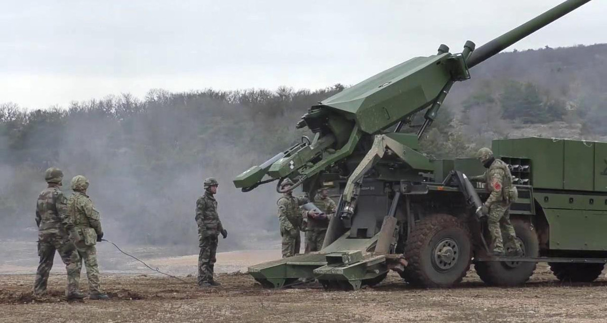 Cabin của xe chở được 5 người và được bọc thép nhằm bảo vệ kíp chiến đấu khỏi các loại đạn 7,62mm và mảnh pháo.