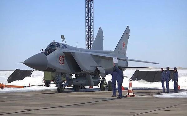 MiG-31K là phương tiện mang vũ khí siêu thanh mới nhất của Nga - tên lửa Kh-47M2 Kinzhal. Mặc dù chưa có xác nhận chính thức về việc Nga triển khai "Dao găm" (biệt danh của tên lửa Kh-47M2) tới vùng lãnh thổ hải ngoại của mình nhưng các chuyên gia quân sự phương Tây đã trở nên cảnh giác.