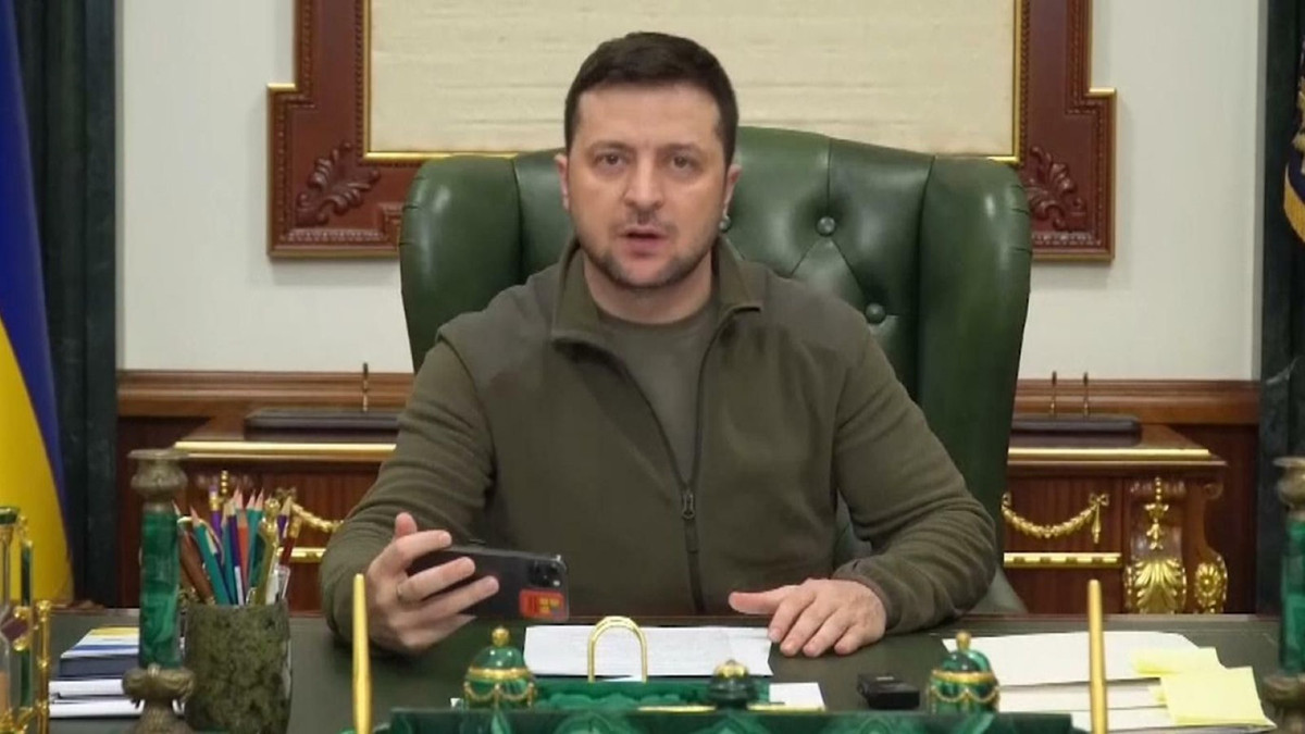 Chiều qua, ông Zelensky đã có bài phát biểu hùng hồn trước Hạ viện Anh, một lần nữa yêu cầu Anh thiết lập vùng cấm bay tại Ukraine. Truyền thông Ukraine khẳng định ông Zelensky vẫn đang ở Kiev, tuy nhiên vẫn còn khá nhiều hoài nghi về việc này.