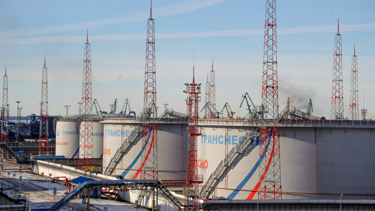 Tổng thống Mỹ Joe Biden cũng có động thái tương tự, xác nhận sẽ cấm vận nhập khẩu dầu và khí đốt từ Nga. Truyền thông Mỹ cho rằng đây là hành động "mạnh mẽ" và sẽ "ảnh hưởng nghiêm trọng tới Moscow".